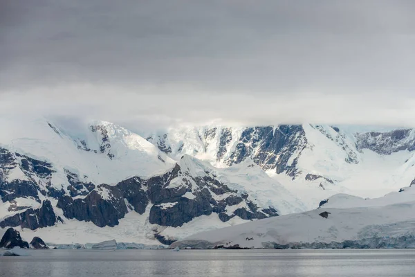 Spiaggia Antartica Con Ghiacciaio Montagne Vista Dalla Nave Spedizione — Foto Stock