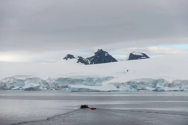 Uppblåsbar Båt Med Kajaker Till Havs Antarktis — Stockfoto