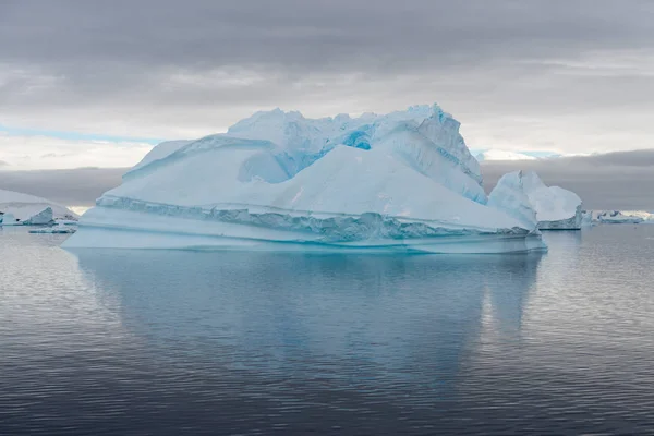Антарктичний Ландшафт Айсбергом — стокове фото