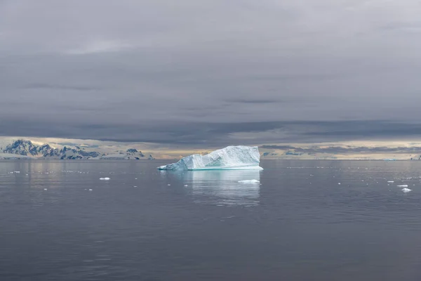 Антарктический Пейзаж Айсбергом Вид Корабля Экспедиции — стоковое фото