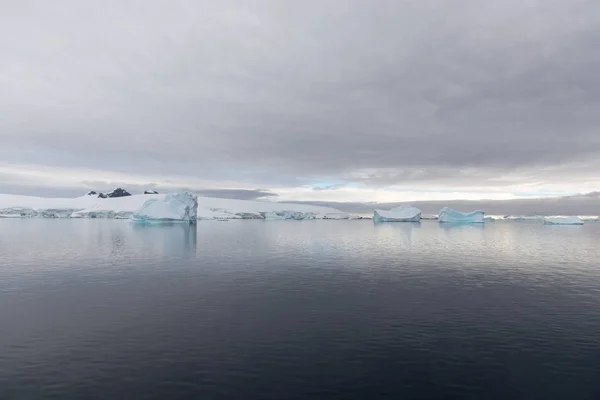 Ανταρκτική Τοπίο Παγόβουνο Θέα Από Πλοίο Αποστολή — Φωτογραφία Αρχείου