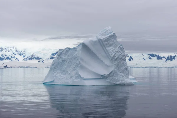 Antarktiskt Landskap Med Isberg Från Expeditionsfartyg — Stockfoto