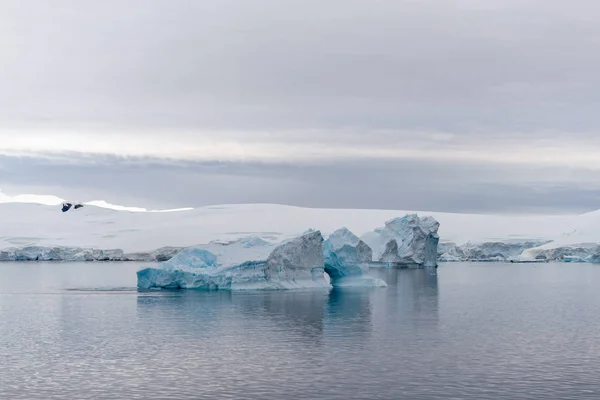 Paisaje Antártico Con Iceberg Vista Desde Barco Expedición —  Fotos de Stock