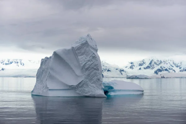 Paisagem Antártica Com Iceberg Vista Navio Expedição — Fotografia de Stock