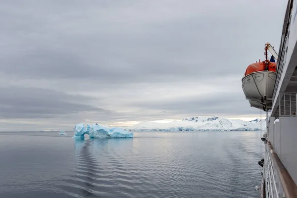 Paesaggio Antartico Con Iceberg Vista Dalla Nave Spedizione — Foto Stock