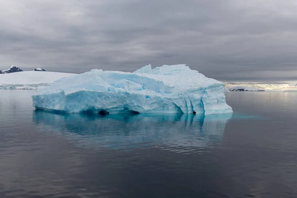 Paisagem Antártica Com Iceberg Vista Navio Expedição — Fotografia de Stock