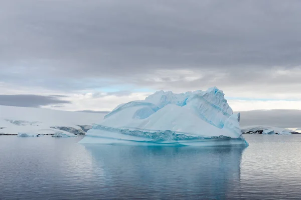 Paisaje Antártico Con Iceberg Vista Desde Barco Expedición — Foto de Stock