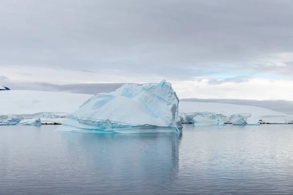 Paisaje Antártico Con Iceberg Vista Desde Barco Expedición —  Fotos de Stock