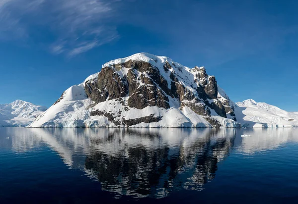Antarktický Přímořský Plášť Ledovcem Odrazy — Stock fotografie