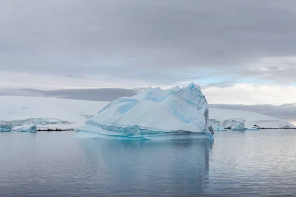 Antarktyczny Krajobraz Górą Lodową Widok Statku Wyprawowego — Zdjęcie stockowe