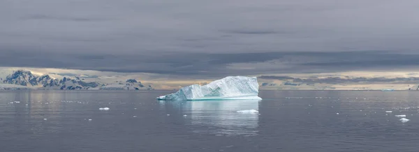 Антарктический Пейзаж Айсбергом Вид Корабля Экспедиции — стоковое фото
