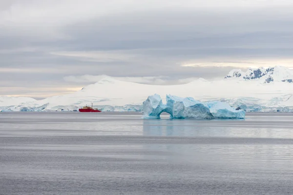 Expeditionsschiff Mit Eisberg Antarktischer See — Stockfoto