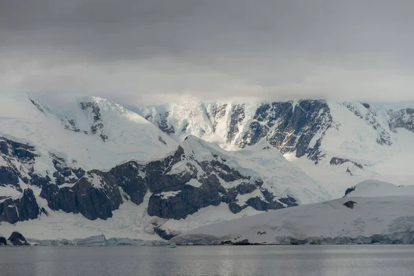 Antarktisk Strand Med Isbre Fjell Utsikt Fra Ekspedisjonsskip – stockfoto