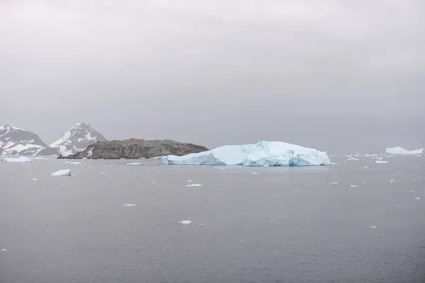 Paisagem Antártica Com Iceberg Vista Navio Expedição — Fotografia de Stock