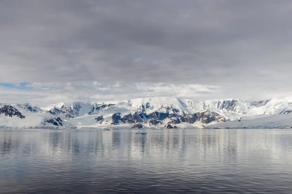 Antarctisch Strand Met Gletsjer Bergen Uitzicht Vanaf Expeditieschip — Stockfoto