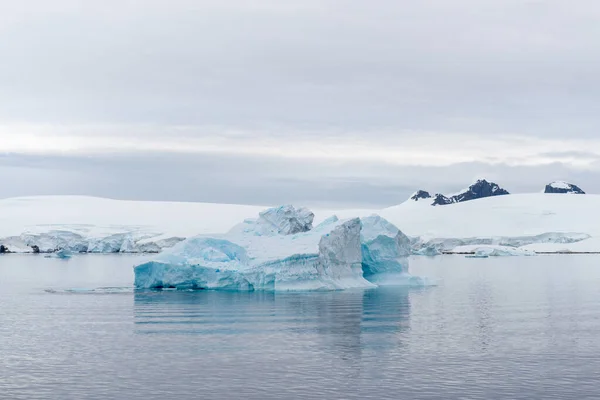 Buzdağıyla Antarktika Manzarası Keşif Gemisinden Manzara — Stok fotoğraf