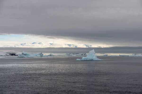 Ανταρκτική Τοπίο Παγόβουνο Θέα Από Πλοίο Αποστολή — Φωτογραφία Αρχείου