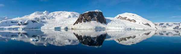 Marina Antártica Com Iceberg Reflexão — Fotografia de Stock