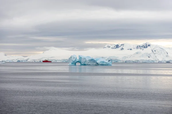 Nave Spedizione Con Iceberg Nel Mare Antartico — Foto Stock