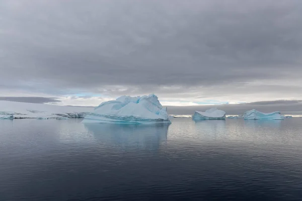 Buzdağıyla Antarktika Manzarası Keşif Gemisinden Manzara — Stok fotoğraf