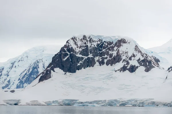 Praia Antártica Com Geleira Montanhas Vista Navio Expedição — Fotografia de Stock