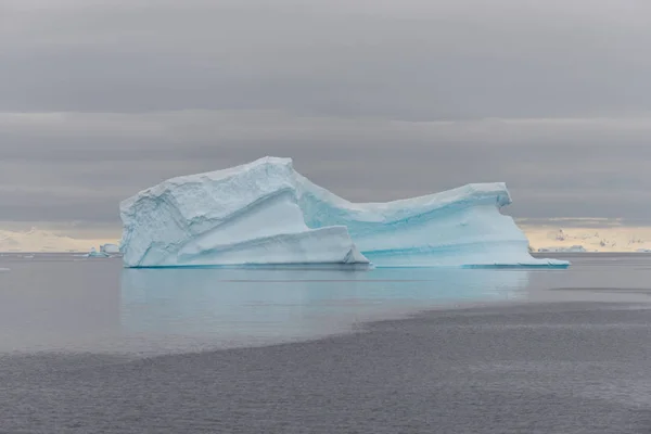 Paisagem Antártica Com Iceberg Vista Navio Expedição — Fotografia de Stock