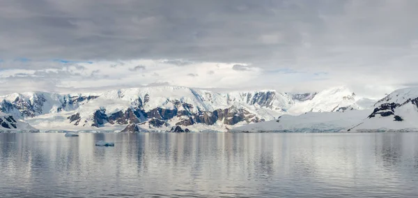 Playa Antártica Con Glaciares Montañas Vista Desde Barco Expedición —  Fotos de Stock