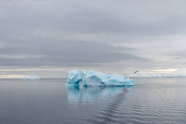 Antarktisk Landskab Med Isbjerg Udsigt Fra Ekspeditionsskib - Stock-foto