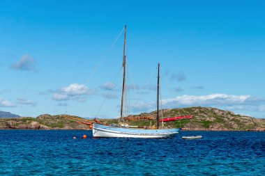Küçük yolcu gemisi. Denizde bir gemi turu. Yat..