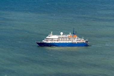 Denizde mavi yolcu gemisi. Yolcu gemisi.