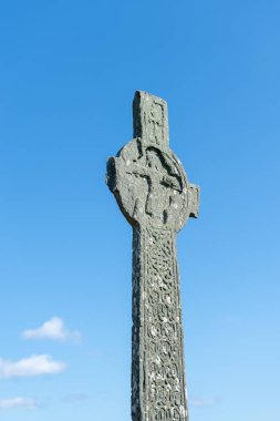 Iona Abbey, İskoçya 'da güneşli bir günde Kelt haçı