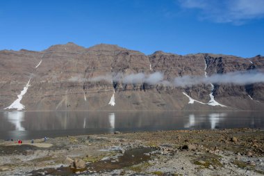 Grönland 'da yaz mevsiminde buzdağıyla güzel bir manzara. Güneşli hava.