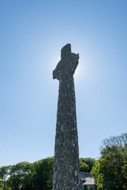 Iona Abbey, İskoçya 'da güneşli bir günde Kelt haçı