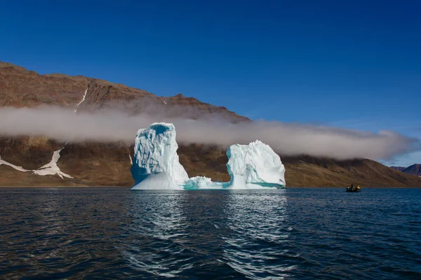 Ландшафт Айсбергом Гренландії Літній Час Сонячна Погода Нездоланний Човен Туристами — стокове фото