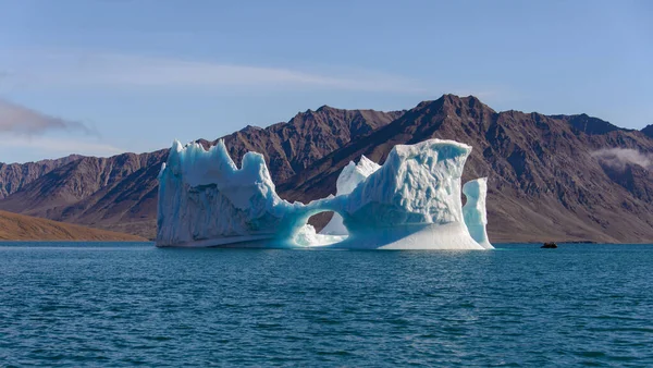 格陵兰夏季的冰山景观 阳光灿烂的天气载有游客的可吞没的船 — 图库照片