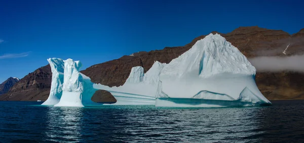 Ландшафт Айсбергом Гренландии Летнее Время Солнечная Погода — стоковое фото
