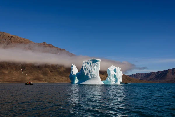 Grönland Yaz Mevsiminde Buzdağıyla Manzara Güneşli Bir Hava Turistlerle Dolu — Stok fotoğraf