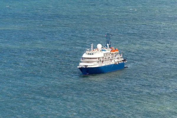 Blaues Kreuzfahrtschiff Auf See Passagierschiff — Stockfoto