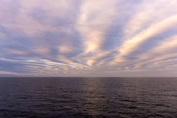 日落时分 天空中的戏剧性云彩下的风景海景 — 图库照片