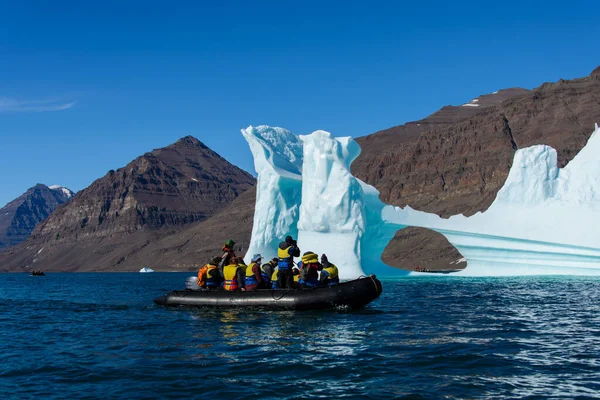 Krajina Ledovcem Grónsku Létě Slunečné Počasí Nafukovací Loď Turisty — Stock fotografie