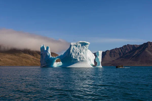 夏時間にグリーンランドの氷山の風景 天気は晴れ 観光客とインフレータブルボート — ストック写真