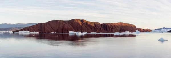 夏の時点でグリーンランドの氷山と美しい風景 — ストック写真