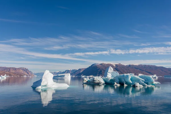 Ledovec Grónském Fjordu Odrazem Klidné Vodě Slunečné Počasí Zlatá Hodina — Stock fotografie