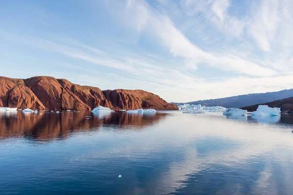 夏の時点でグリーンランドの氷山と美しい風景 — ストック写真