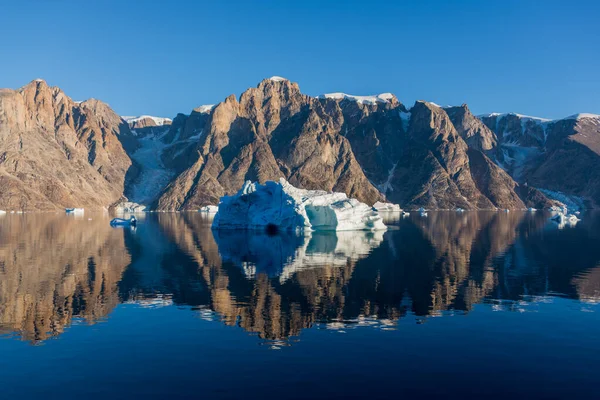 Айсберг Гренландском Фьорде Отражением Спокойной Воде Солнечная Погода Золотой Час — стоковое фото