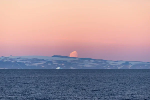 Grönland Güzel Bir Doğumu Denizde Buzdağı — Stok fotoğraf