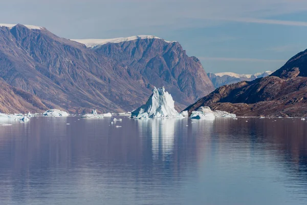 Eisberg Grönländischen Fjord Mit Spiegelung Ruhigem Wasser Sonniges Wetter Goldene — Stockfoto