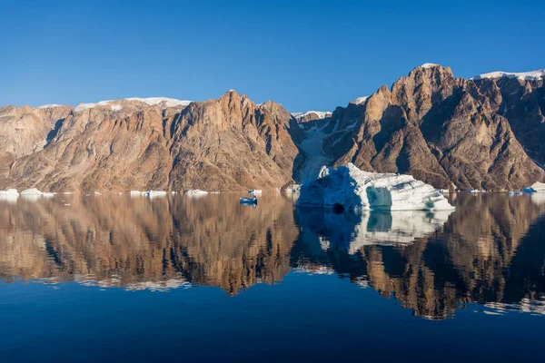 Eisberg Grönländischen Fjord Mit Spiegelung Ruhigem Wasser Sonniges Wetter Goldene — Stockfoto