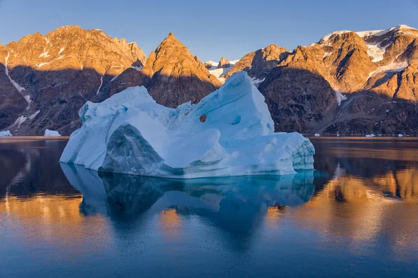 Eisberg Grönländischen Fjord Mit Spiegelung Ruhigem Wasser Sonniges Wetter Goldene — Stockfoto