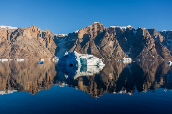 Ijsberg Groenland Fjord Met Reflectie Rustig Water Zonnig Weer Gouden — Stockfoto